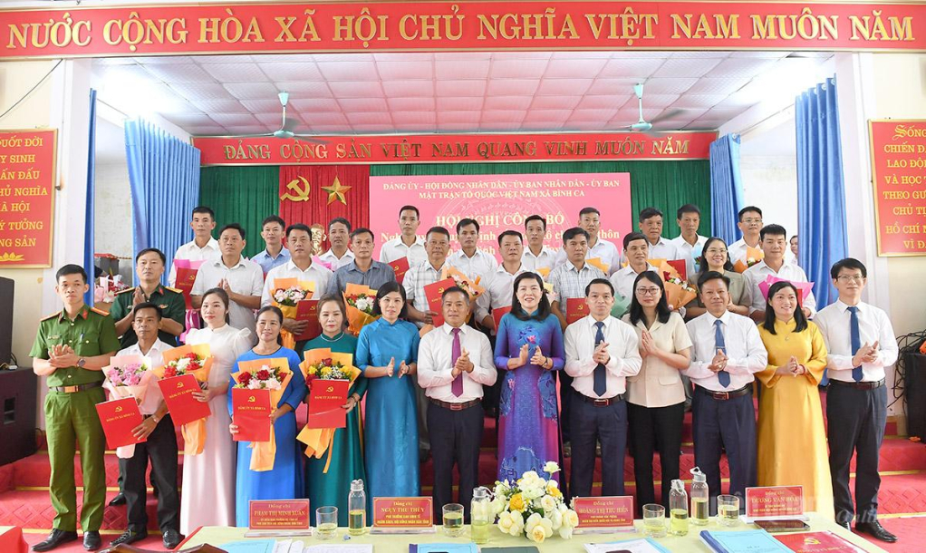 Đồng chí Phó Chủ tịch HĐND tỉnh Phạm Thị Minh Xuân và lãnh đạo Đảng ủy xã Bình Ca cùng các đại biểu chúc mừng Chi bộ các thôn.