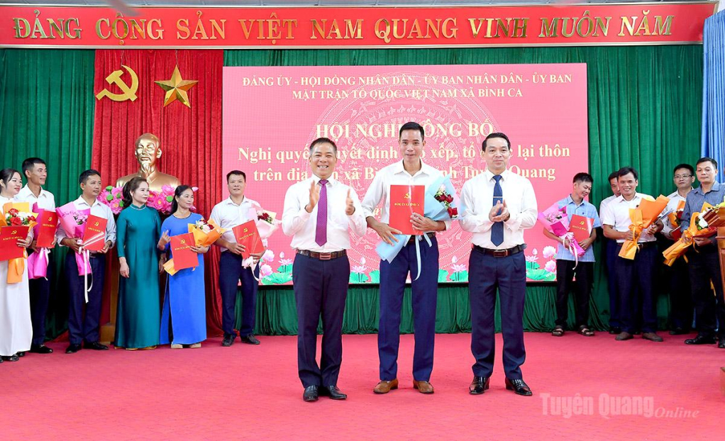 Thường trực Đảng ủy xã Bình Ca trao quyết định cho các đồng chí được chỉ định làm Bí thư Chi bộ các thôn. Ảnh: Huy Hoàng