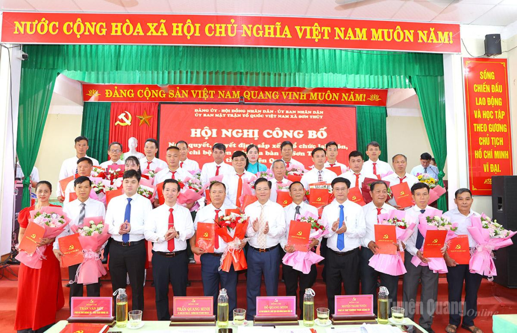 Đồng chí Trần Quang Minh, Ủy viên BTV Tỉnh ủy, Trưởng ban Tổ chức Tỉnh ủy và lãnh đạo xã Sơn Thủy trao quyết định thành lập, tặng hoa chúc mừng các chi bộ mới. ảnh: Lý Thu  