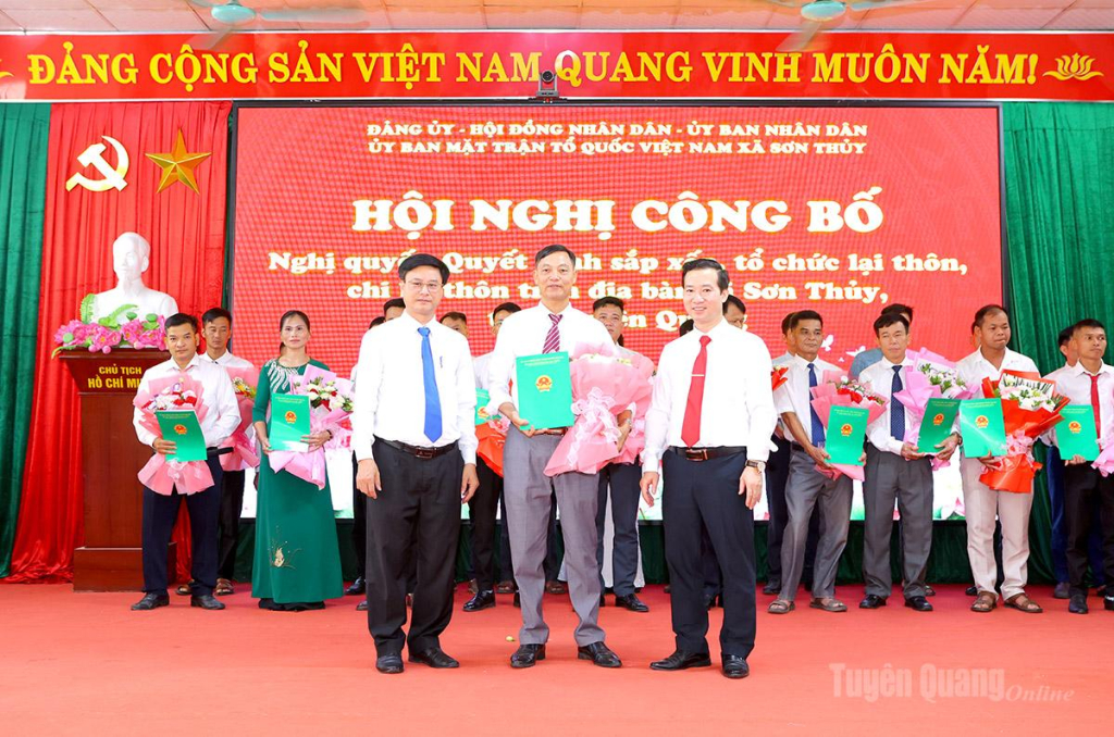 Lãnh đạo xã Sơn Thủy trao quyết định của UBND xã về chỉ định Trưởng thôn. ảnh: Lý Thu  
