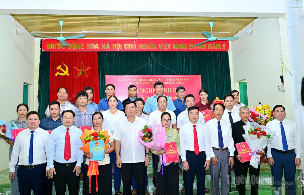 Đồng chí Phùng Tiến Quân với lãnh đạo xã Thượng Nông chụp ảnh với đội ngũ cán bộ các thôn. Ảnh: Quang Hoà