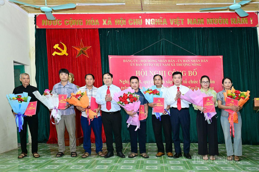 Đảng ủy xã Thượng Nông công bố quyết định chỉ định Bí thư chi bộ thôn. ảnh: Quang Hoà
