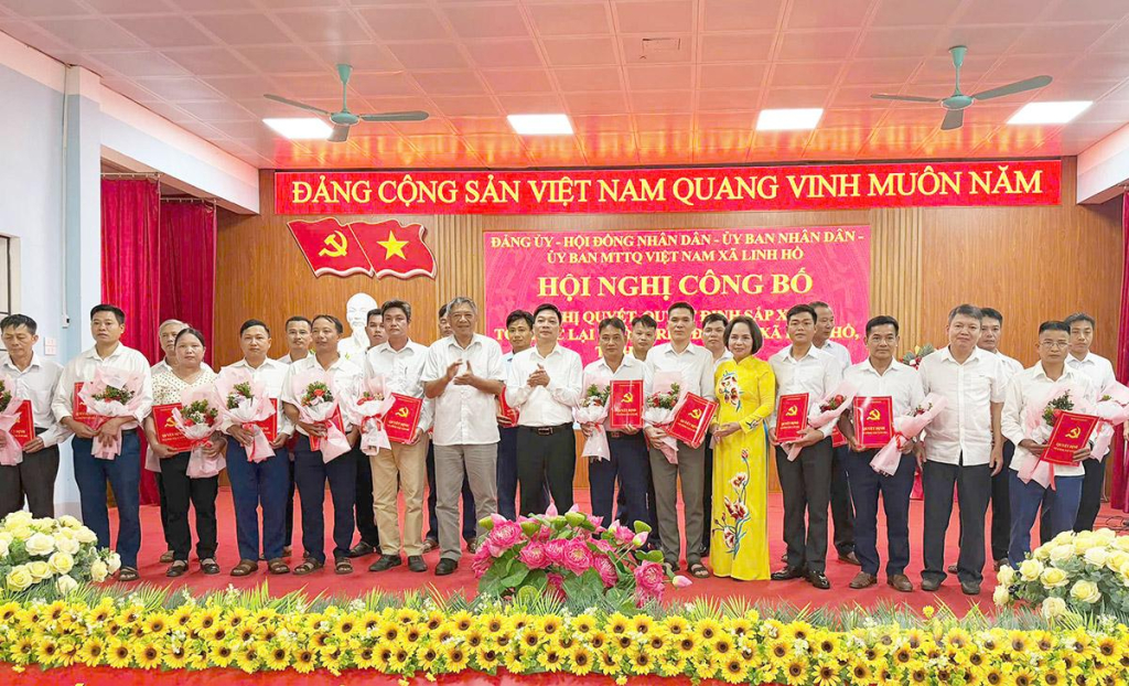 Đồng chí Nguyễn Hồng Trang, Phó Bí thư Thường trực Đảng ủy các cơ quan Đảng tỉnh chúc mừng các đồng chí cán bộ thôn của xã Linh Hồ sau sắp xếp. Ảnh: Sơn Hà