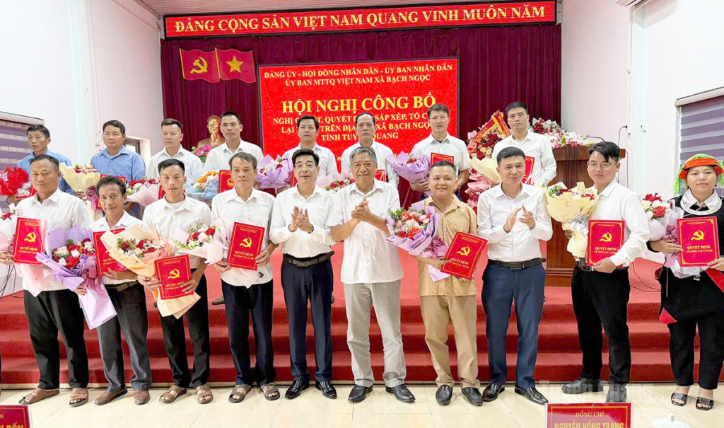 Phó Bí thư Thường trực Đảng ủy các cơ quan Đảng tỉnh Nguyễn Hồng Trang chúc mừng các thôn sau sắp xếp của xã Bạch Ngọc. Ảnh: Sơn Hà