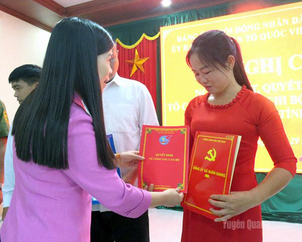 Phó Chủ tịch HĐND tỉnh Lê Thị Thanh Trà trao quyết định cho đồng chí Hoàng Thị Kiệm, Bí thư Chi bộ thôn Chì.