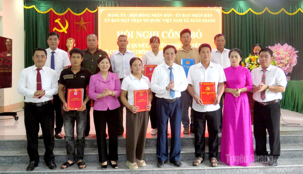 Đồng chí Lê Thị Thanh Trà, Phó Chủ tịch HĐND Tỉnh và lãnh đạo xã Xuân Giang chụp ảnh lưu niệm cùng đội ngũ cán bộ thôn Tịnh. ảnh: Hồng Nhung