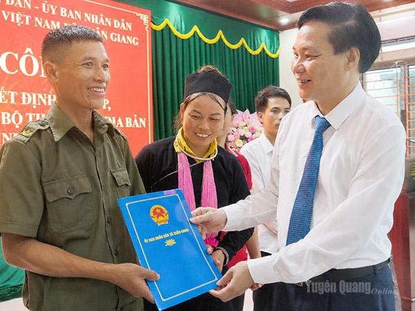 Đồng chí Trần Trung Thành, Bí thư Đảng ủy, Chủ tịch HĐND xã Xuân Giang trao quyết định cho Trưởng thôn Già Nàng. ảnh: Hồng Nhung