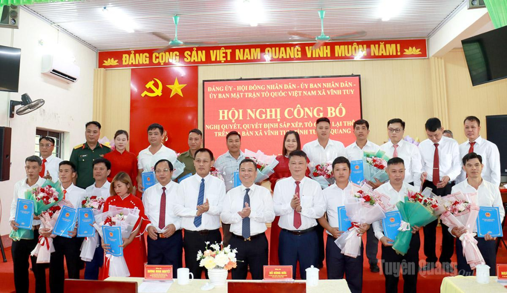 Phó Chủ tịch UBND tỉnh Đỗ Hùng Đức chụp ảnh lưu niệm cùng các đồng chí cán bộ thôn của xã Vĩnh Tuy. ảnh: Trần Kế
