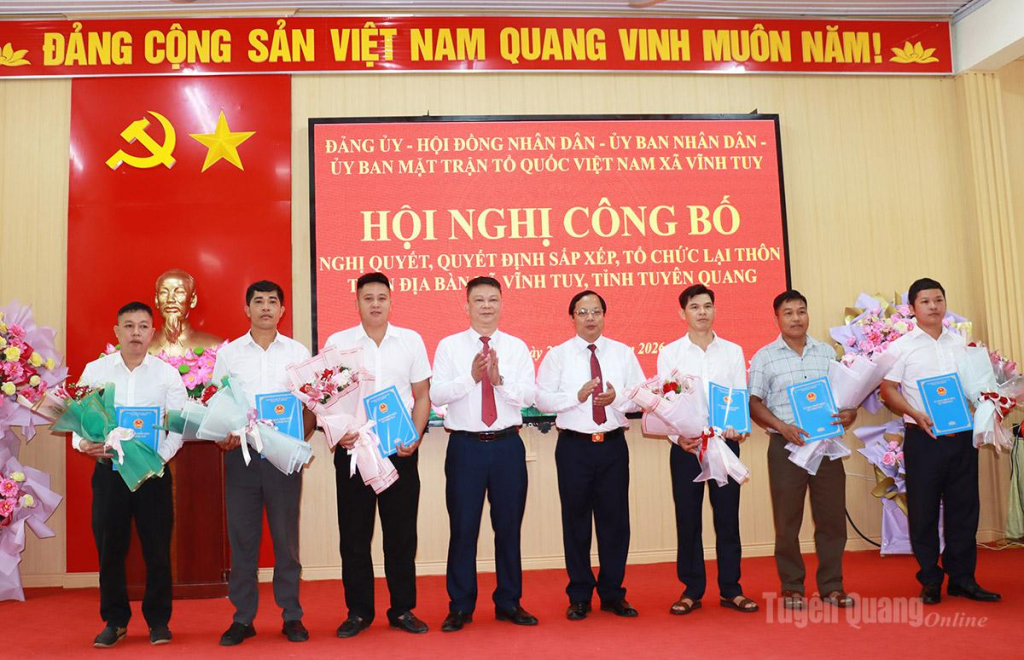 Lãnh đạo xã Vĩnh Tuy trao Quyết định cho các đồng chí Trưởng thôn sau sắp xếp. ảnh: Trần Kế