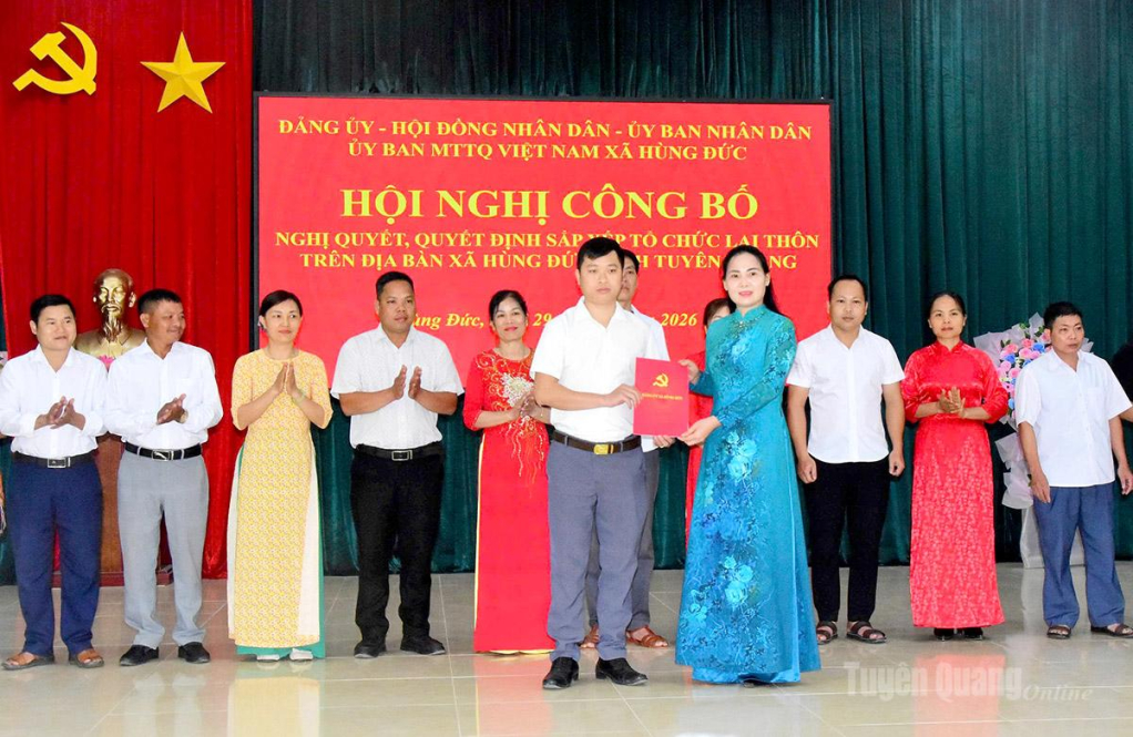 Đồng chí Âu Thị Mai, Uỷ viên BCH Đảng bộ tỉnh, Phó Chủ tịch Ủy ban MTTQ Việt Nam tỉnh, Chủ tịch Hội Liên hiệp Phụ nữ tỉnh trao quyết định cho các Bí thư Chi bộ thôn.  ảnh: Mai Dung