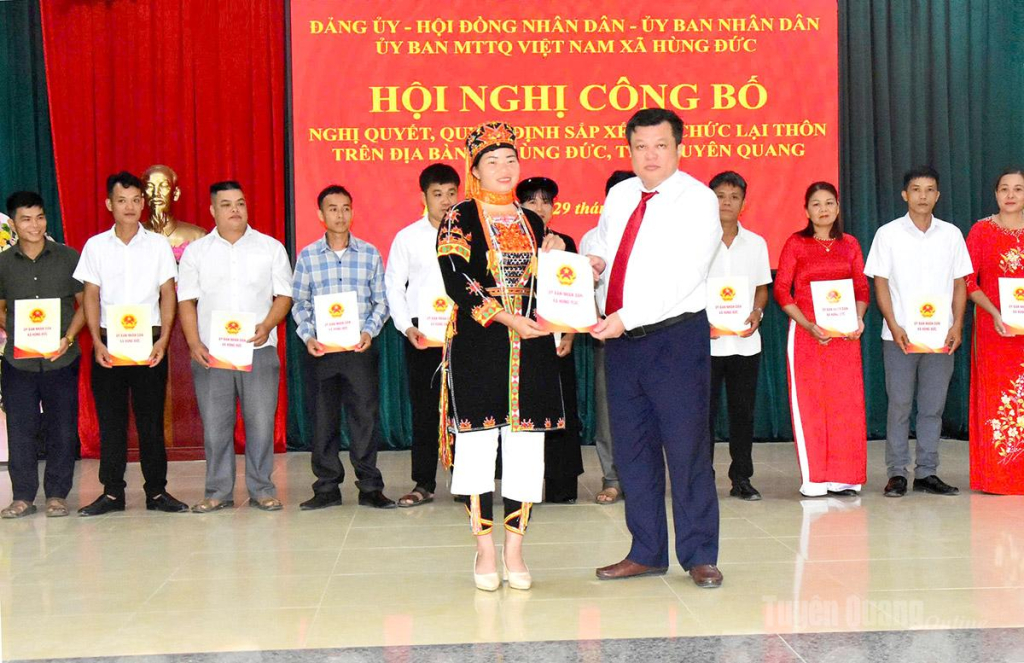 Lãnh đạo xã Hùng Đức trao quyết định cho các trưởng thôn. Ảnh: Mai Dung