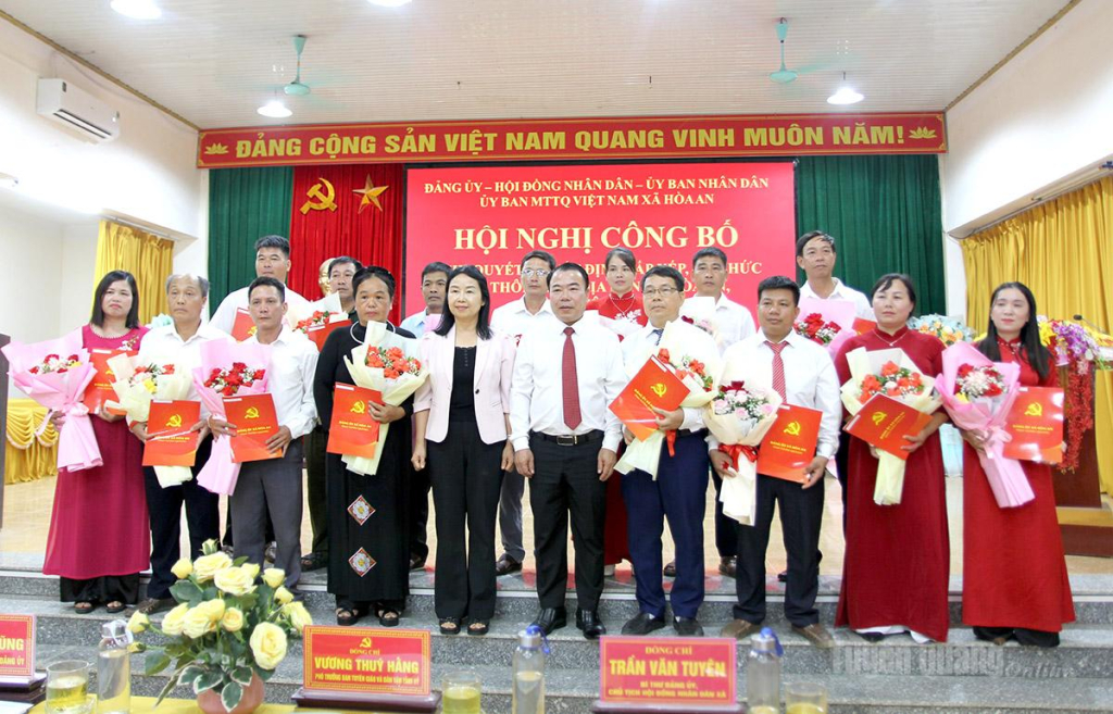 Phó Trưởng ban Tuyên giáo và Dân vận Tỉnh ủy Vương Thúy Hằng cùng lãnh đạo xã Hòa An chúc mừng các đồng chí Bí thư Chi bộ thôn nhận nhiệm vụ mới. Ảnh: Lê Thùy