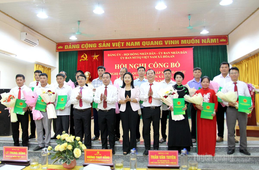 Phó Trưởng ban Tuyên giáo và Dân vận Tỉnh ủy Vương Thúy Hằng cùng lãnh đạo xã Hòa An chúc mừng các đồng chí Trưởng thôn lâm thời sau sắp xếp thôn.