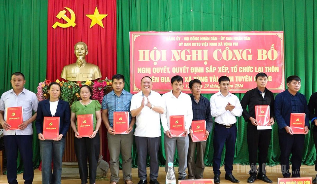 Lãnh đạo xã Tùng Vài chúc mừng các đồng chí nhận nhiệm vụ tại hội nghị. Ảnh: Khánh Huyền