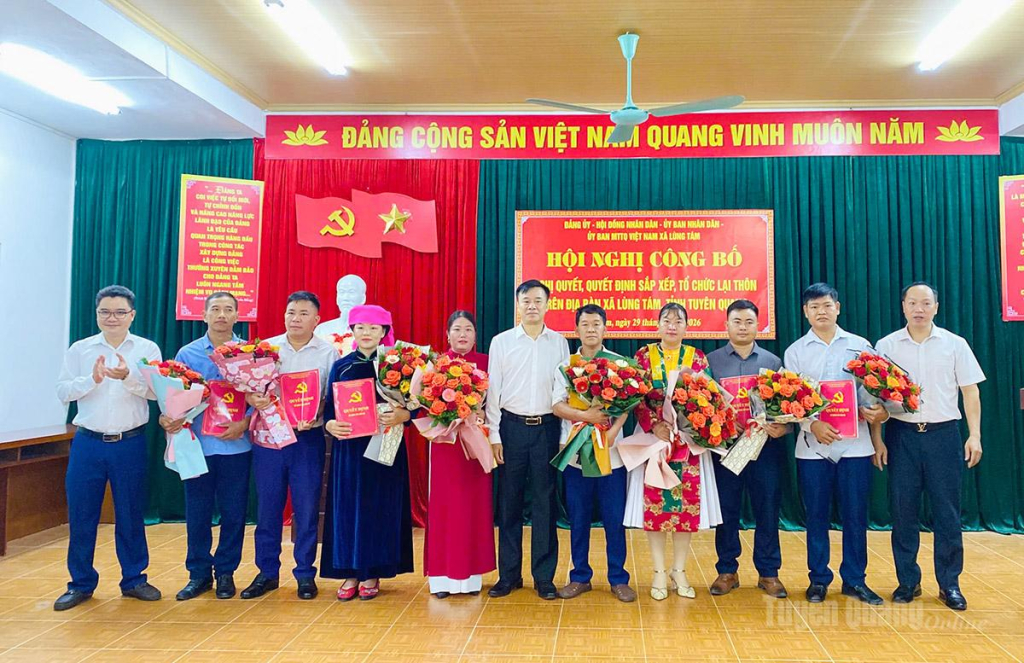 Đồng chí Hoàng Nhị Sơn, Ủy viên Ban Chấp hành Đảng bộ tỉnh, Chánh Văn phòng Tỉnh ủy và các đồng chí lãnh đạo xã Lùng Tám chúc mừng các đồng chí nhận nhiệm vụ tại hội nghị. Ảnh: Khánh Huyền