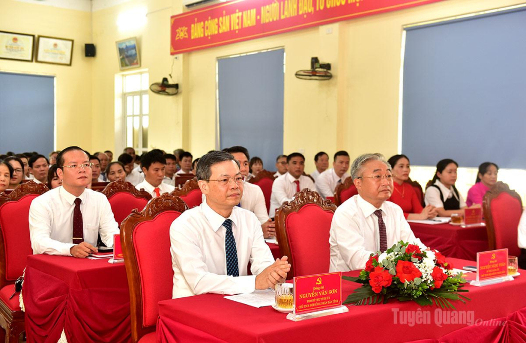 Đồng chí Chủ tịch HĐND tỉnh Nguyễn Văn Sơn dự Hội nghị công bố sắp xếp, tổ chức lại thôn tại xã thái bình.