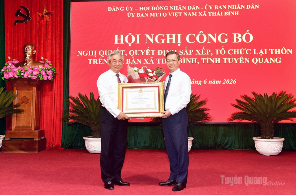 Đồng chí Nguyễn Văn Sơn, Phó Bí thư Tỉnh ủy, Chủ tịch HĐND tỉnh trao Huân chương Lao động hạng Nhì của Chủ tịch Nước cho đồng chí Nguyễn Ngọc Toàn, Bí thư Đảng ủy, Chủ tịch HĐND xã Thái Bình.