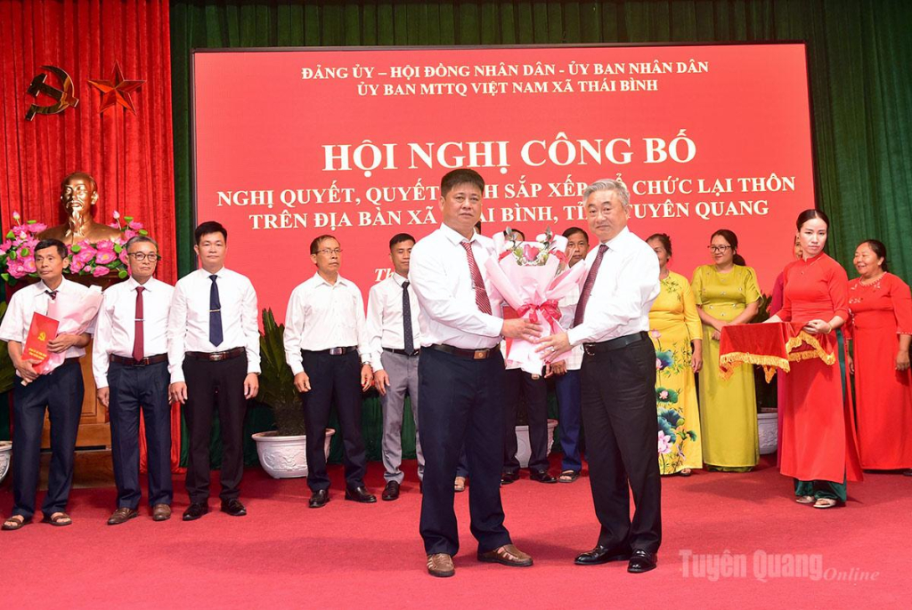 Bí thư Đảng ủy xã Thái Bình Nguyễn Ngọc Toàn trao Quyết định thành lập các chi bộ mới.