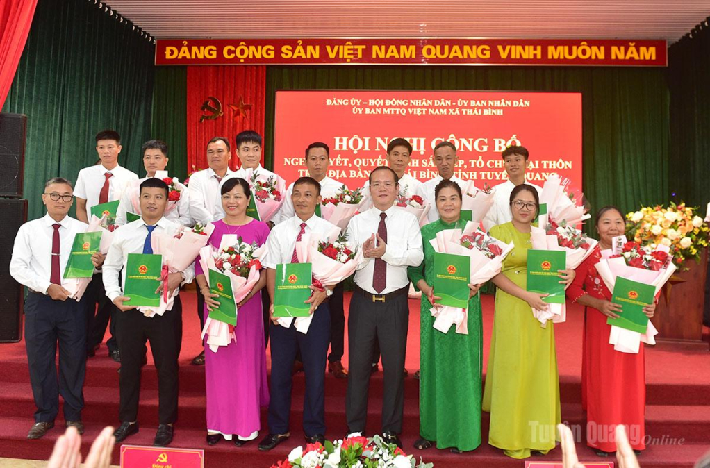 Lãnh đạo UBND xã Thái Bình trao quyết định cho các trưởng thôn sau sắp xếp.