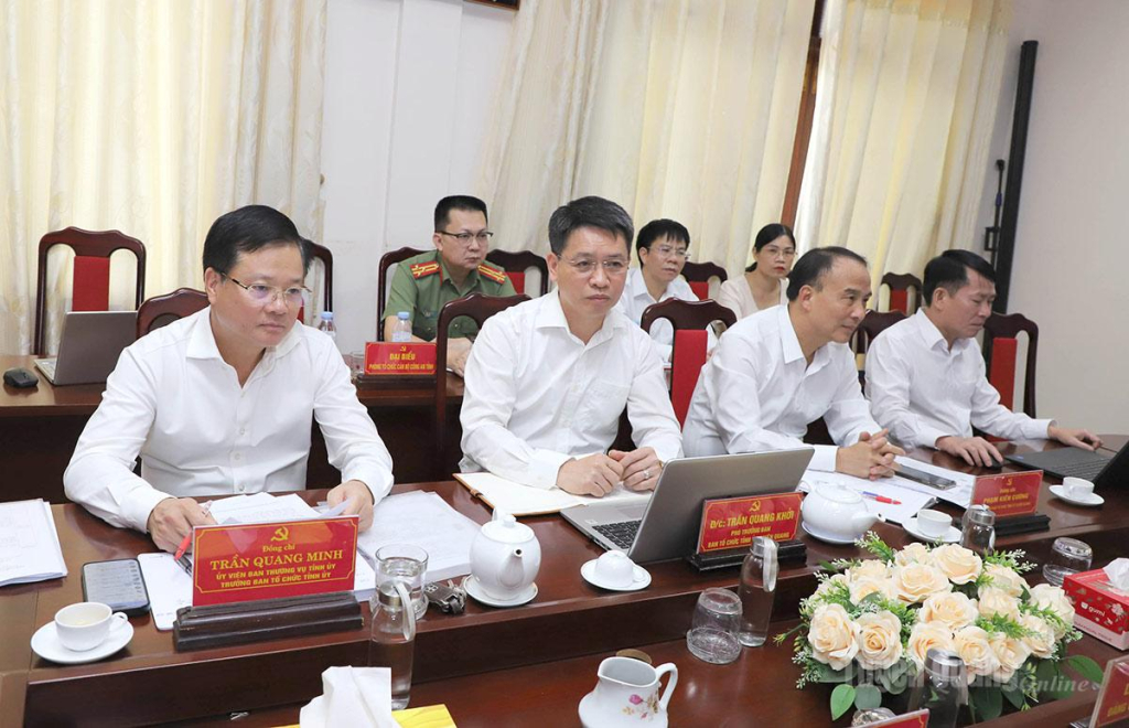 Lãnh đạo Ban Tổ chức Tỉnh ủy dự hội nghị tại điểm cầu tỉnh Tuyên Quang.