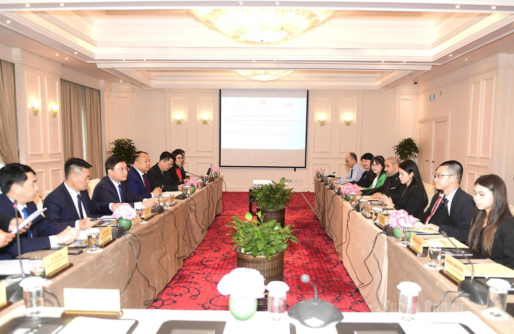 Quang cảnh buổi làm việc.