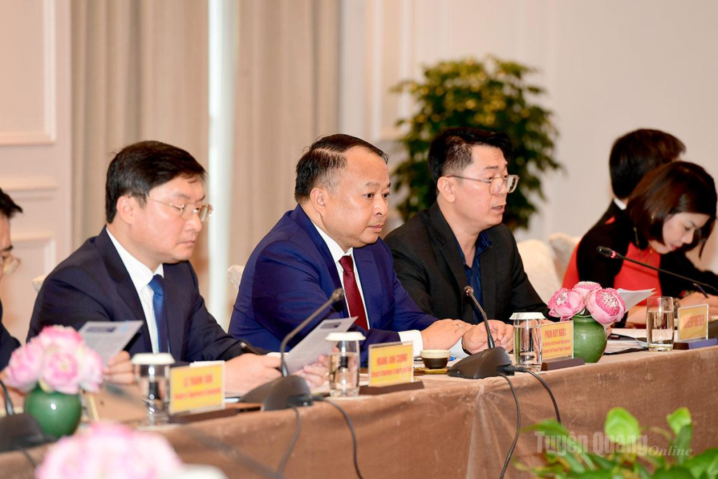 Đồng chí Phan Huy Ngọc, Phó bí thư Tỉnh ủy, Chủ tịch UBND tỉnh phát biểu chào mừng đoàn doanh nghiệp Ả Rập và Công ty cổ phần Tập đoàn MH Group tham dự buổi gặp mặt trao đổi cơ hội hợp tác trên địa bàn tỉnh.