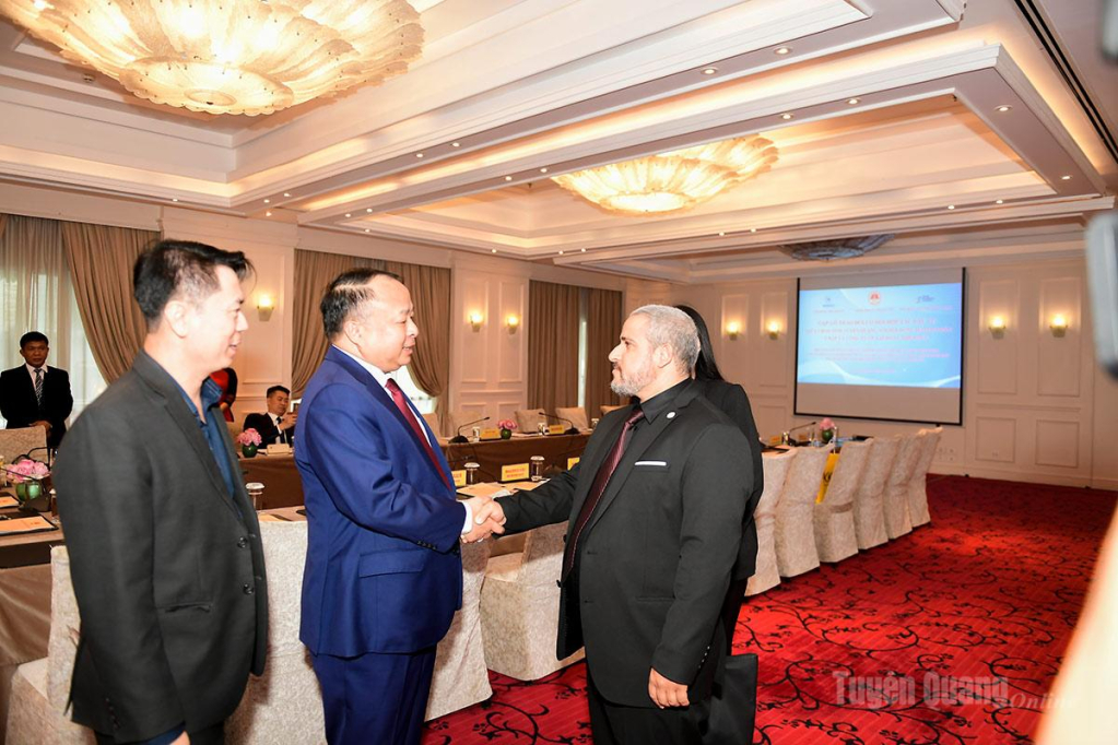 Đồng chí Phan Huy Ngọc, Phó Bí thư Tỉnh ủy, Chủ tịch UBND tỉnh bắt tay, chào mừng ông Bassam Tabajah, Chủ tịch Hội đồng Doanh nhân Ả Rập, Tổng Giám đốc TEGA Engineering và Freehand Company đến làm việc với đoàn tỉnh Tuyên Quang.