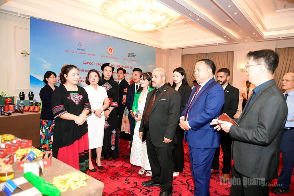 Đồng chí Phan Huy Ngọc, Phó Bí thư Tỉnh ủy, Chủ tịch UBND tỉnh và đoàn doanh nghiệp Ả Rập, Công ty Cổ phần Tập đoàn MH Group tham quan hàng trưng bày các sản phẩm chè Shan tuyết đặc sản của tỉnh.