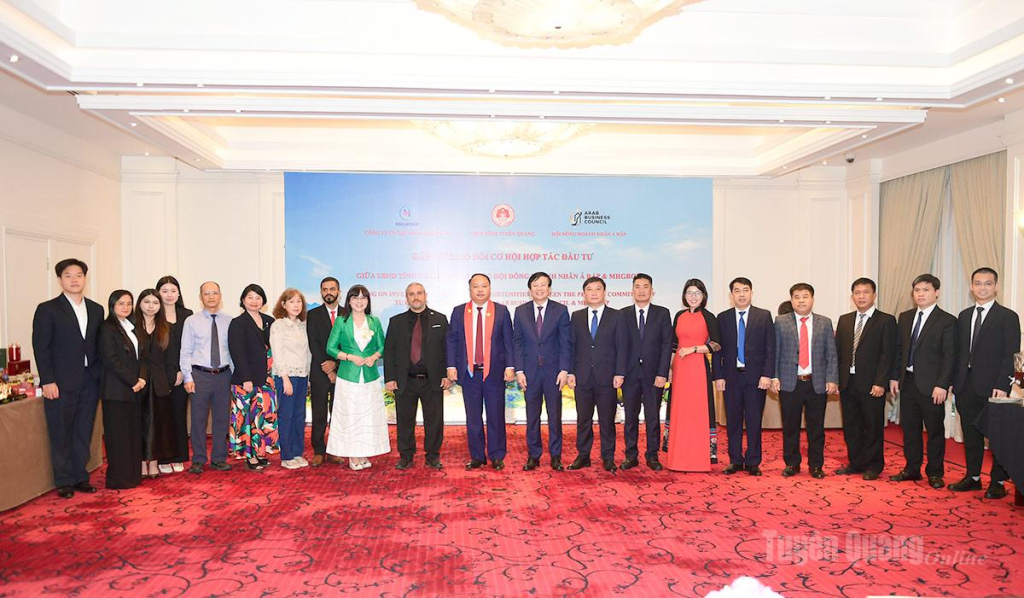 Đoàn công tác tỉnh Tuyên Quang chụp ảnh lưu niệm cùng Đoàn doanh nghiệp Ả Rập và Công ty cổ phần Tập đoàn MH Group.