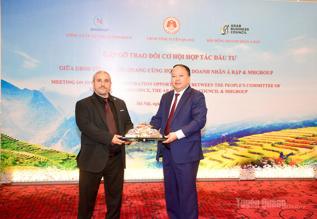 Đồng chí Phan Huy Ngọc, Phó Bí thư Tỉnh ủy, Chủ tịch UBND tỉnh tặng quà lưu niệm ông Bassam Tabajah, Chủ tịch Hội đồng Doanh nhân Ả Rập, Tổng Giám đốc TEGA Engineering và Freehand Company.