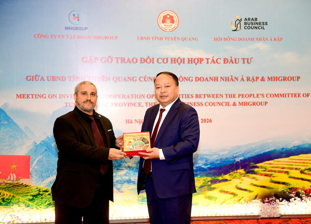 Ông Bassam Tabajah, Chủ tịch Hội đồng Doanh nhân Ả Rập, Tổng Giám đốc TEGA Engineering và Freehand Company tặng quà lưu niệm cho Chủ tịch UBND tỉnh Phan Huy Ngọc.