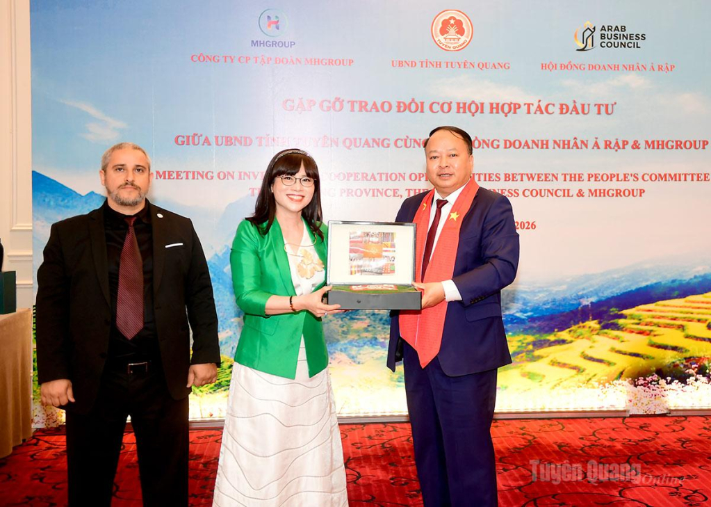 Đồng chí Phan Huy Ngọc, Phó Bí thư Tỉnh ủy, Chủ tịch UBND tỉnh, tặng quà lưu niệm cho lãnh đạo Công ty cổ phần Tập đoàn MH Group.