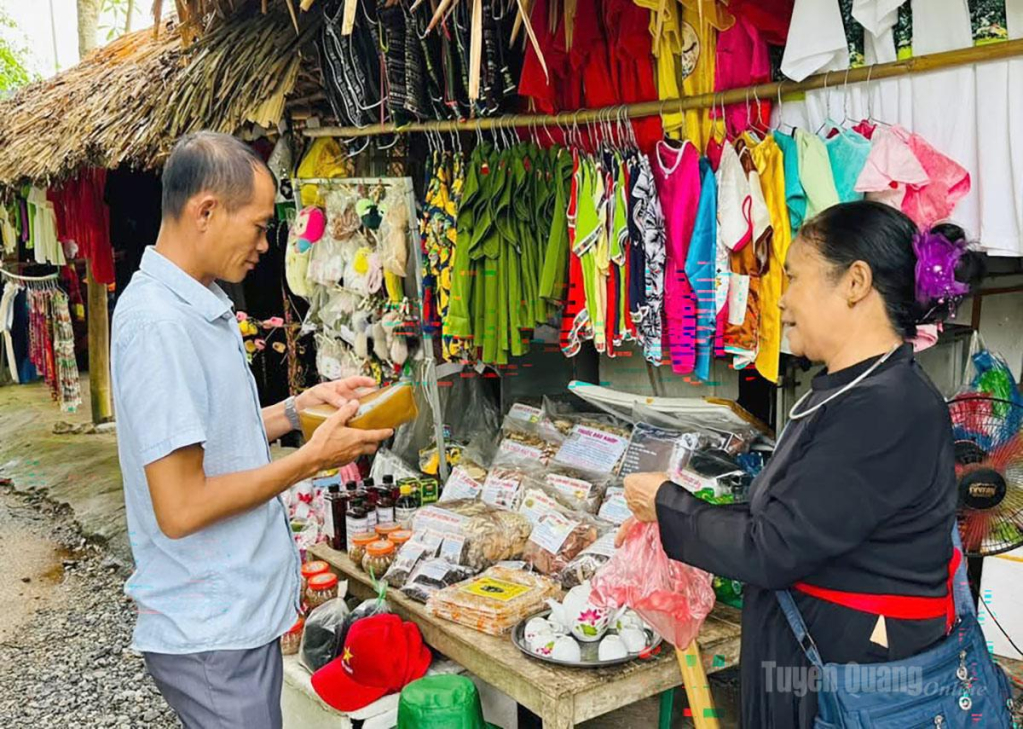 Người dân xã Tân Trào mặc trang phục truyền thống bán hàng phục vụ khách du lịch.