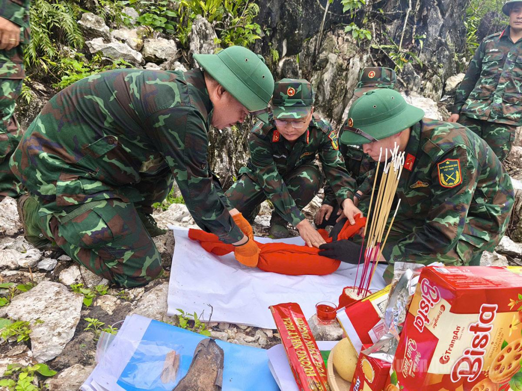 Đội tìm kiểm quy tập hài cốt liệt sĩ, Bộ CHQS tỉnh quy tập hài cốt tại điểm cao A5, thông Giang Nam, xã Thanh Thủy.