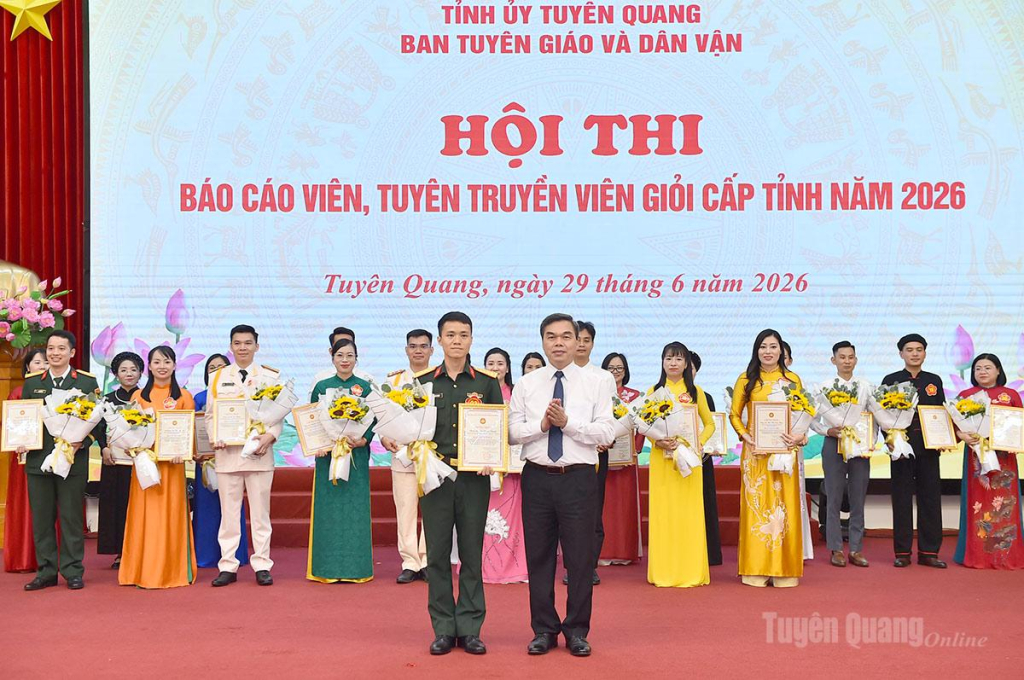 Đồng chí Ma Thế Hồng, Phó Bí thư Tỉnh ủy, Chủ tịch Ủy ban MTTQ tỉnh trao giải Nhất cho thí sinh Bùi Xuân Thanh.