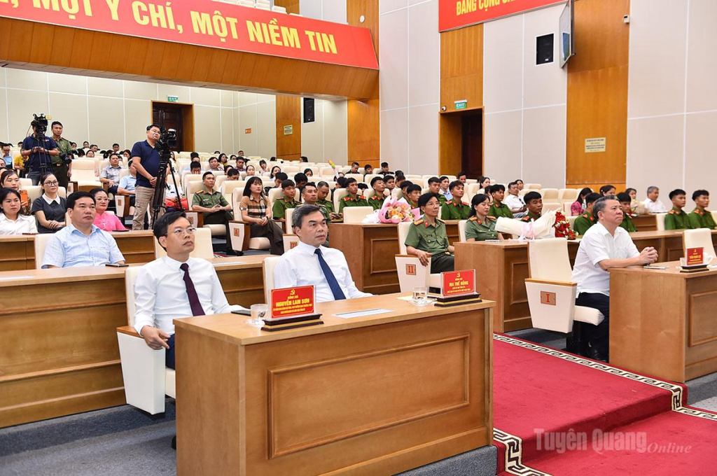 Đồng chí Ma Thế Hồng, Phó Bí thư Tỉnh ủy, Chủ tịch Ủy ban MTTQ tỉnh và các đại biểu dự bế mạc hội thi.