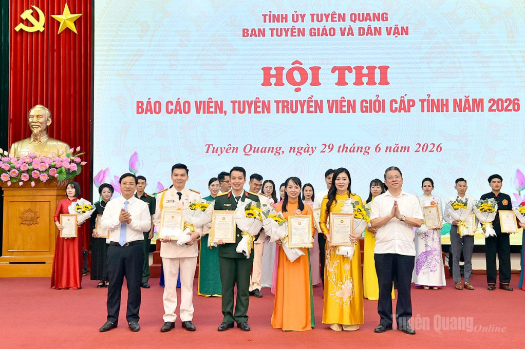 Các đồng chí lãnh đạo Ban Tuyên giáo và Dân vận Tỉnh ủy, Ban Tổ chức Tỉnh ủy trao giải Nhì cho các thí sinh.
