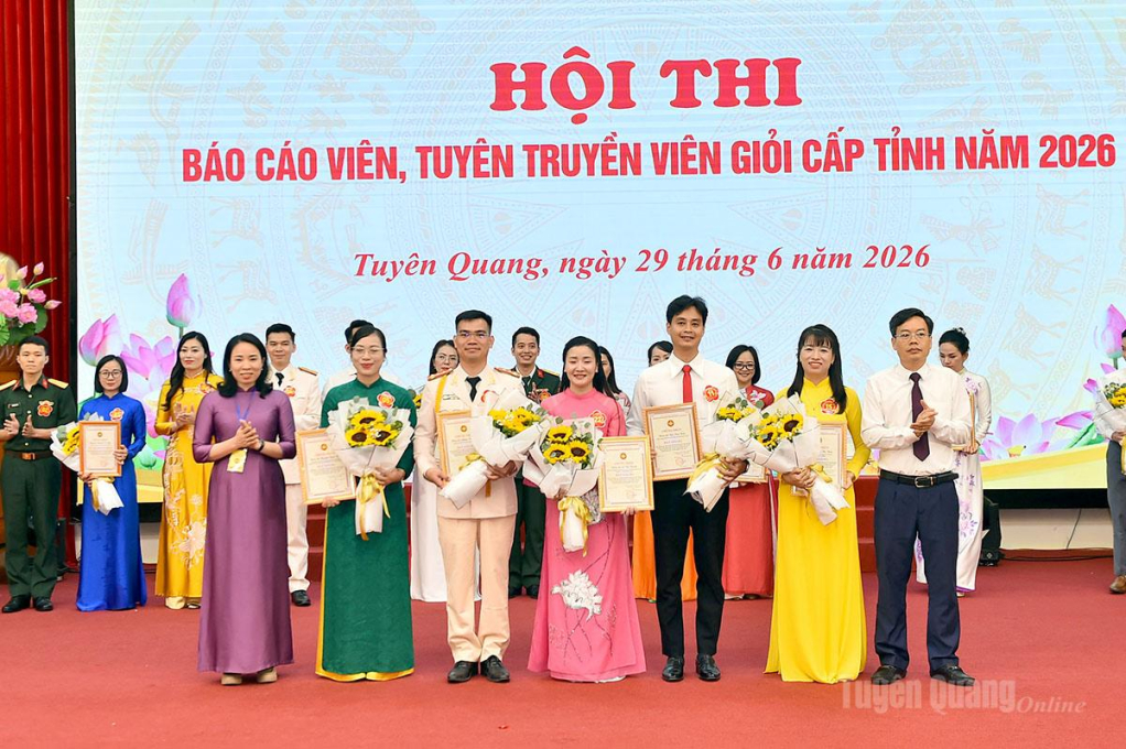Các đồng chí lãnh đạo Ban Tuyên giáo và Dân vận Tỉnh ủy trao giải Ba cho các thí sinh.