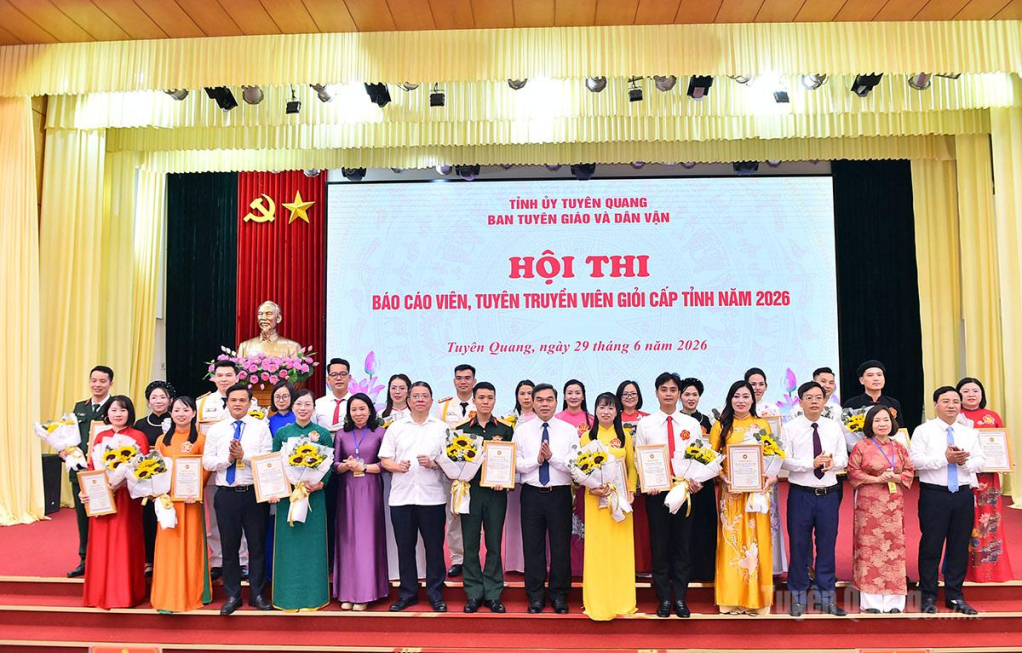 Đồng chí Ma Thế Hồng, Phó Bí thư Tỉnh ủy, Chủ tịch Ủy ban MTTQ tỉnh cùng các đại biểu, thí sinh chụp ảnh chung.