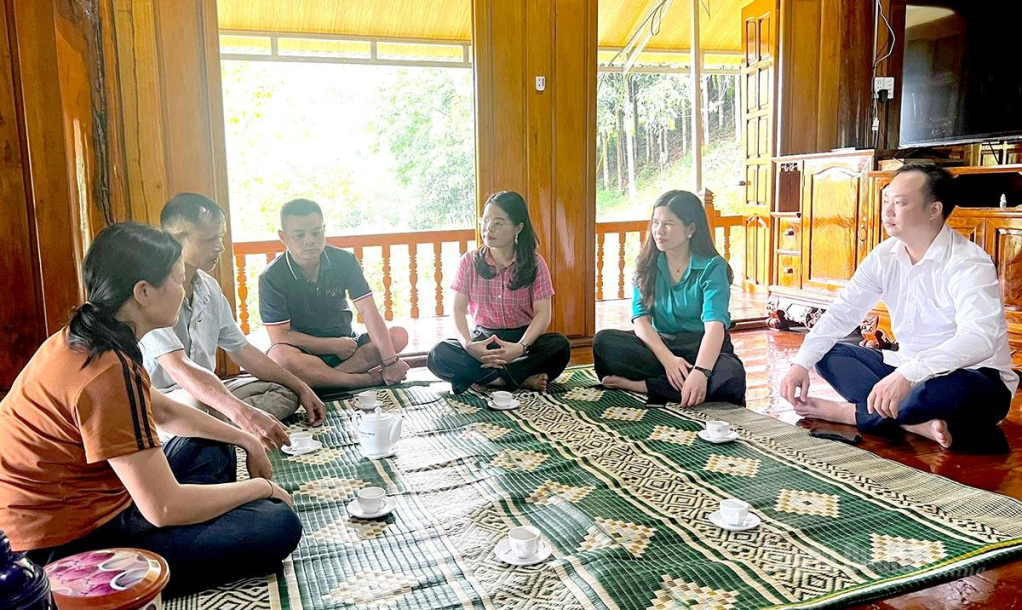 Đồng chí Quốc Thị Thanh Thảo, Phó Bí thư Thường trực Đảng ủy xã Bằng Hành (thứ ba từ phải sang) cùng cán bộ xã trao đổi với người dân về tình hình thực hiện các nhiệm vụ ở cơ sở.