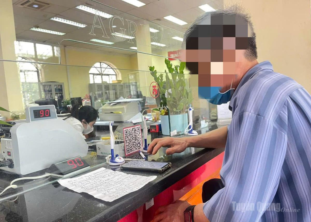 Ông N.V.H., phường Minh Xuân đã bị các đối tượng lừa đảo dẫn dắt, rất may với sự can thiệp kịp thời của nhân viên ngân hàng ông H. đã bảo toàn được tài sản.