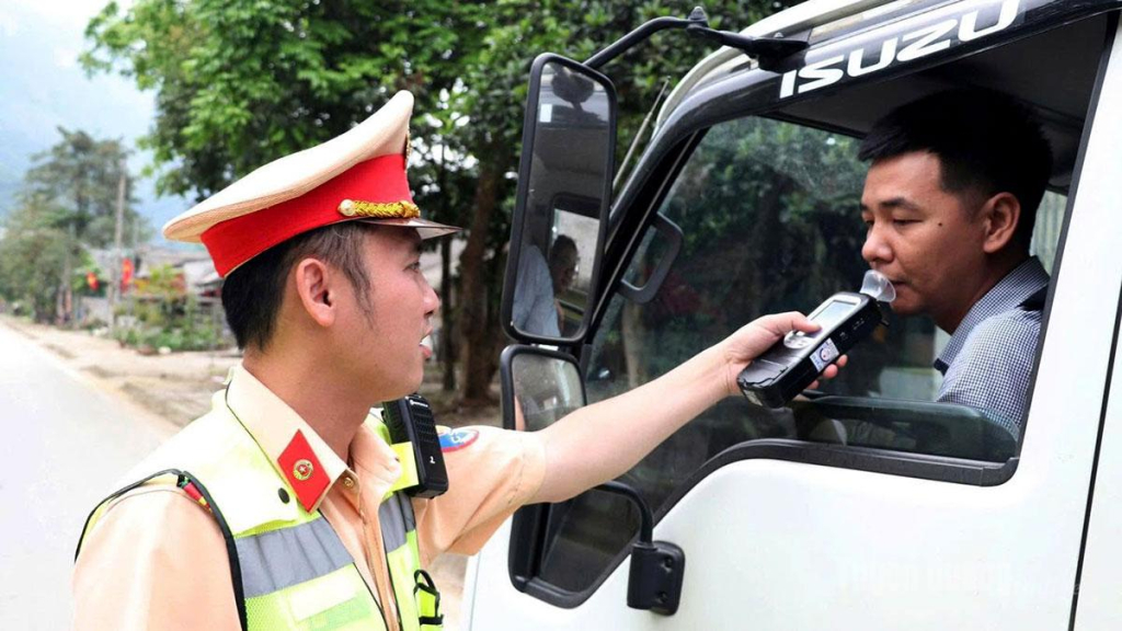 Lực lượng Cảnh sát Giao thông Công an tỉnh kiểm tra nồng độ cồn đối với người tham gia giao thông trên địa bàn.
