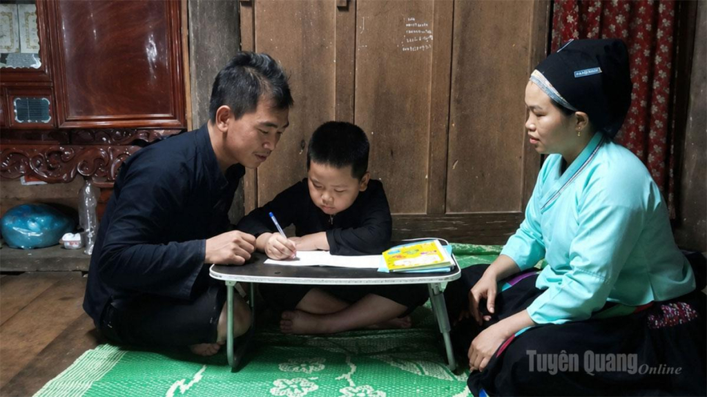 Vợ chồng anh Cháng Văn Kinh cùng chăm lo con học hành.