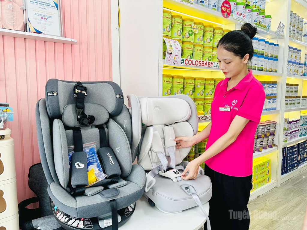 Cửa hàng Nhóc & Mom, phường Minh Xuân bày bán các dòng ghế an toàn dành cho trẻ em trên ô tô được nhiều khách hàng đến tìm hiểu và đặt mua.