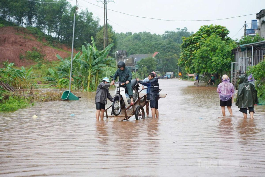 Người dân đi lại khó khăn qua đoạn Quốc lộ 279, thôn Nặm Khẳm, xã Tân Trịnh.