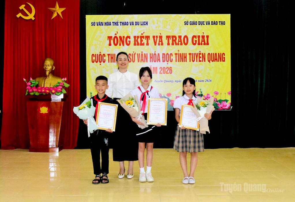 Lãnh đạo Sở Văn hóa, Thể thao và Du lịch trao giải Nhất cho các thí sinh.
