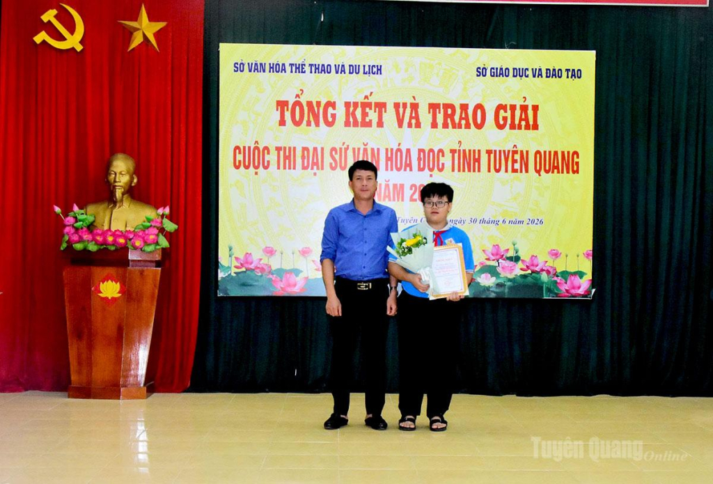 Ban tổ chức trao giải chuyên đề Sáng kiến ấn tượng nhất.