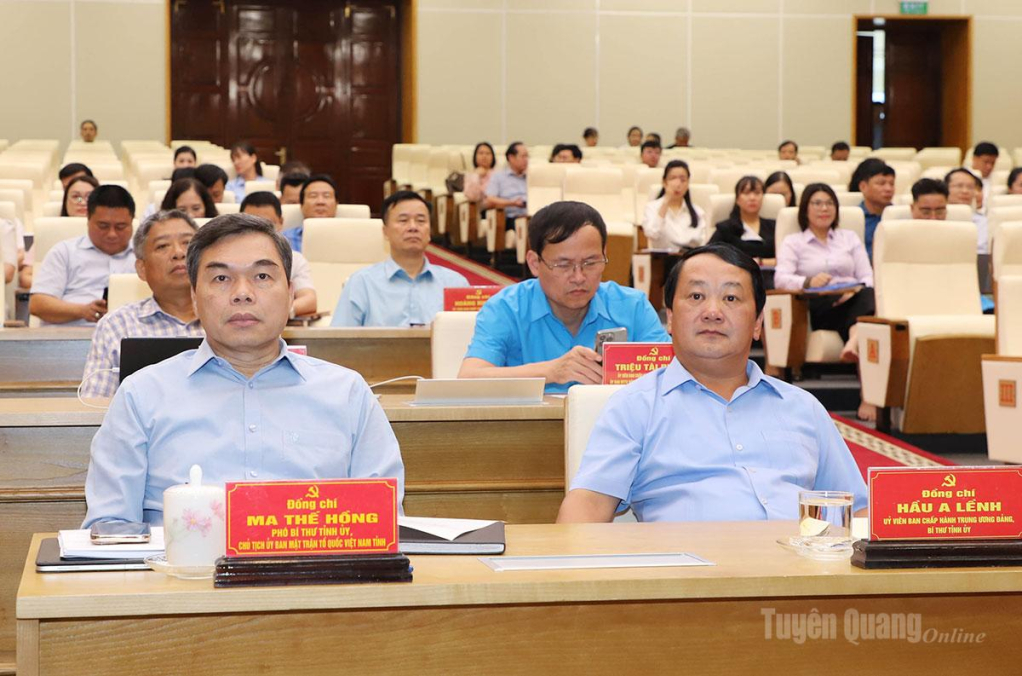 Bí thư Tỉnh ủy Hầu A Lềnh; Phó Bí thư Tỉnh ủy, Chủ tịch Ủy ban MTTQ tỉnh Ma Thế Hồng dự hội nghị.