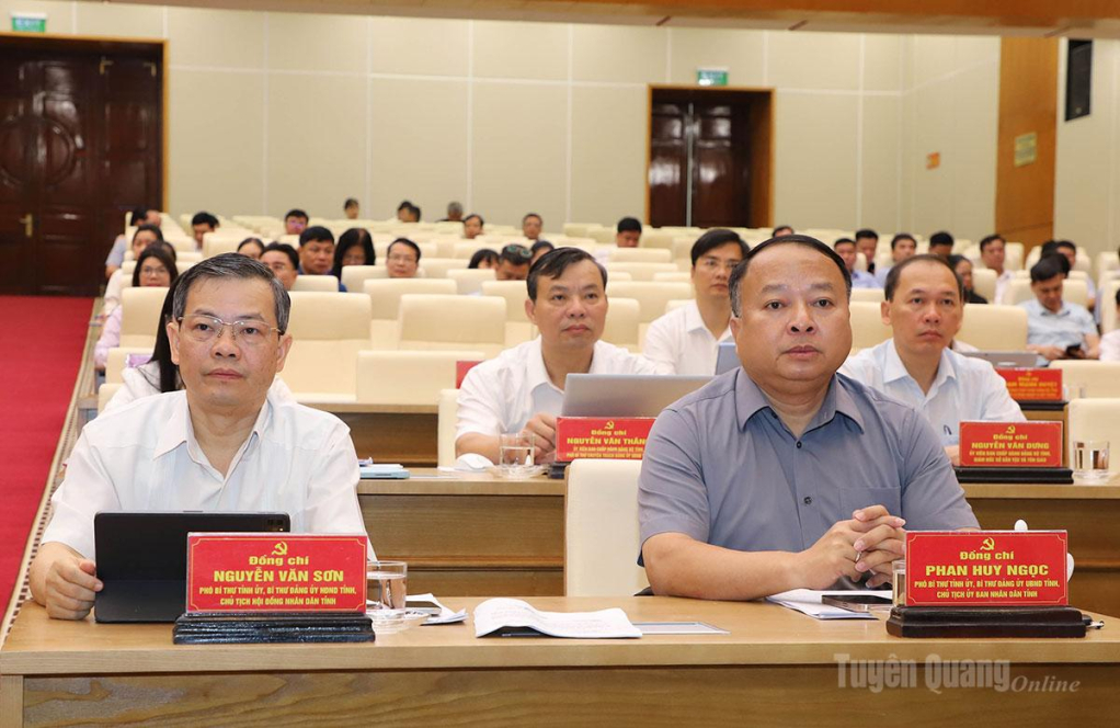 Phó Bí thư Tỉnh ủy, Chủ tịch HĐND tỉnh Nguyễn Văn Sơn; Phó Bí thư Tỉnh ủy, Chủ tịch UBND tỉnh Phan Huy Ngọc dự hội nghị.