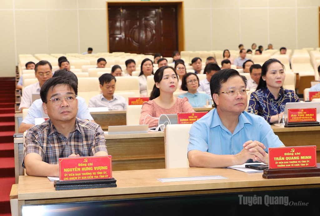 Các đồng chí Ủy viên Ban Thường vụ Tỉnh ủy dự hội nghị.